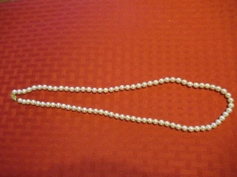 lot 332 image: PEARL NECKLACE