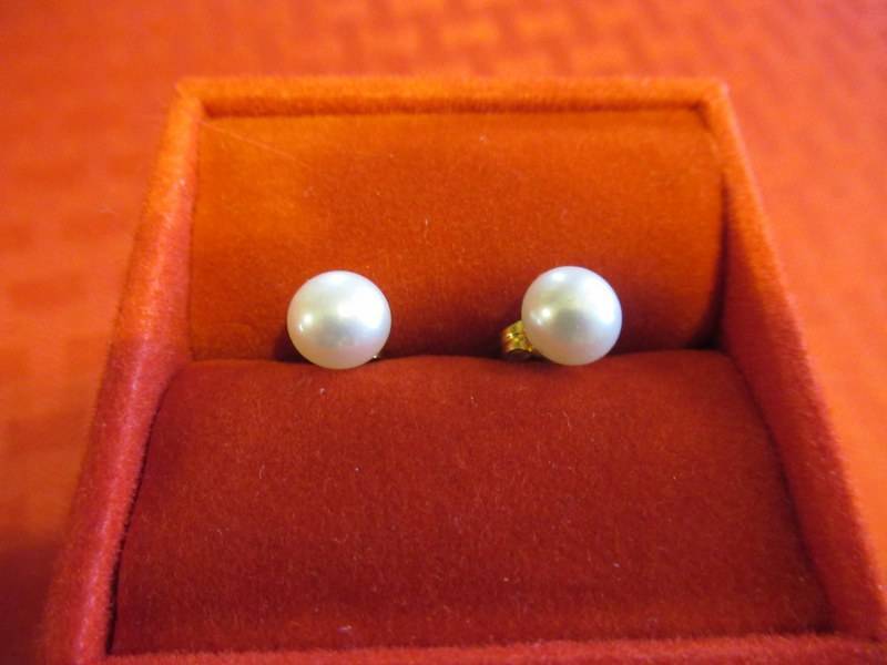 lot 335 image: FAUX PEARL EARRINGS