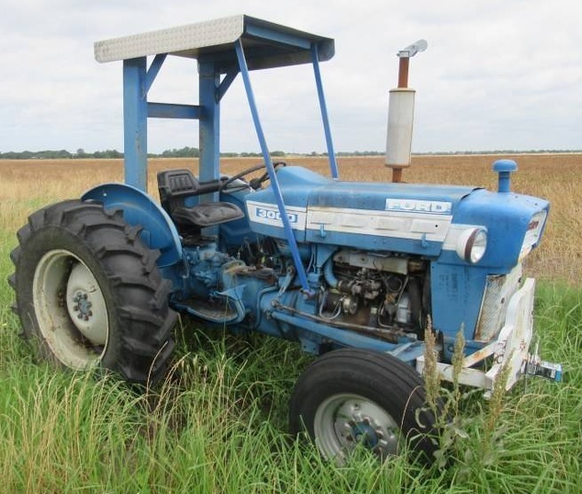 lot 1 image: FORD TRACTOR