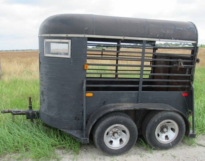 lot 2 image: HORSE TRAILER