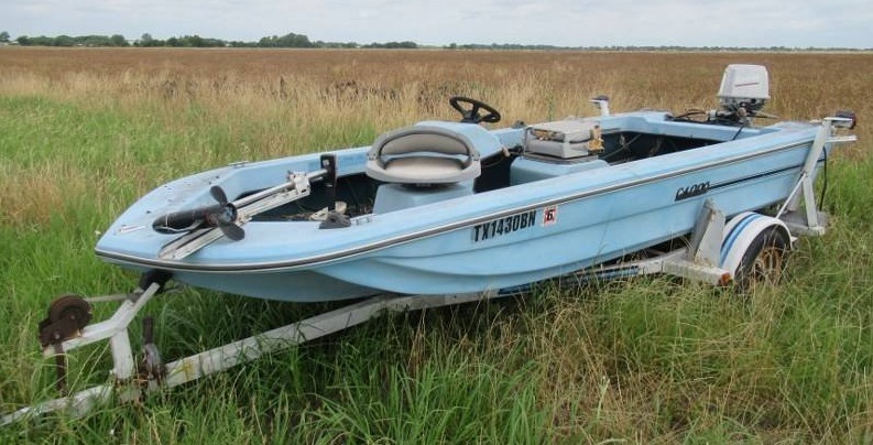 lot 3 image: BASS BOAT