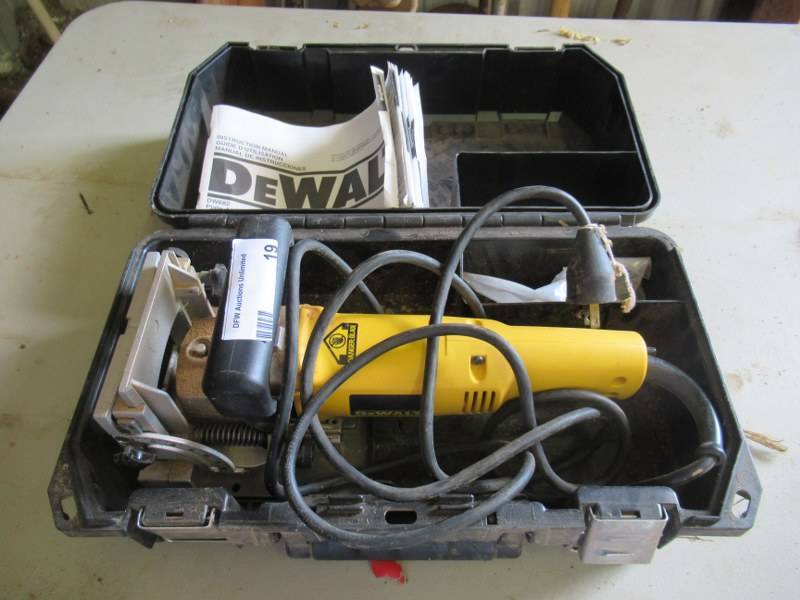 lot 19 image: DEWALT PLATE JOINER