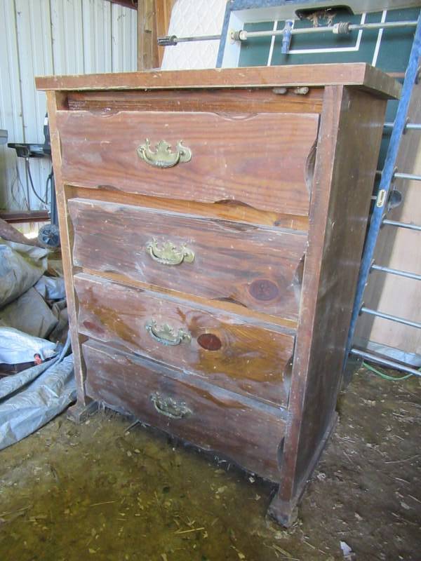 lot 44 image: FURNITURE