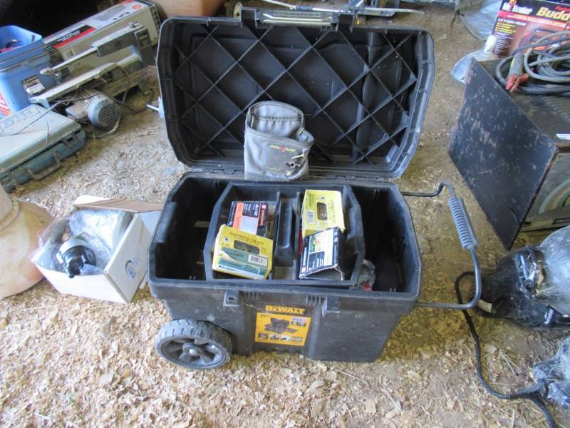lot 48 image: DEWALT BOX