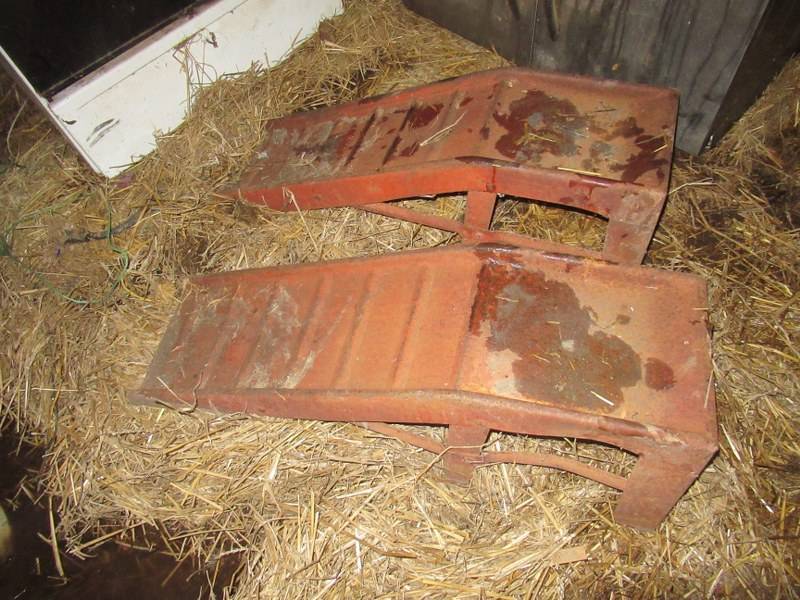 lot 74 image: JACK STANDS