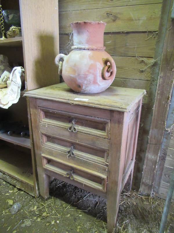 lot 83 image: FURNITURE