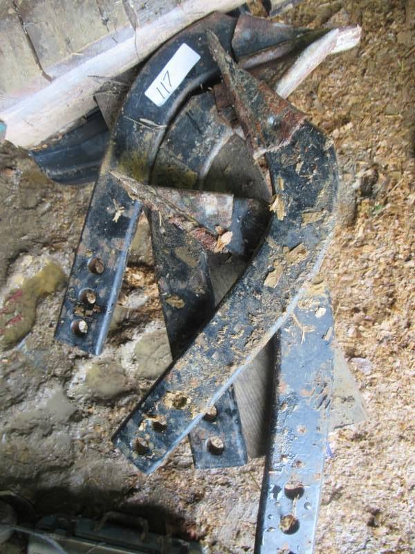 lot 117 image: BLADES