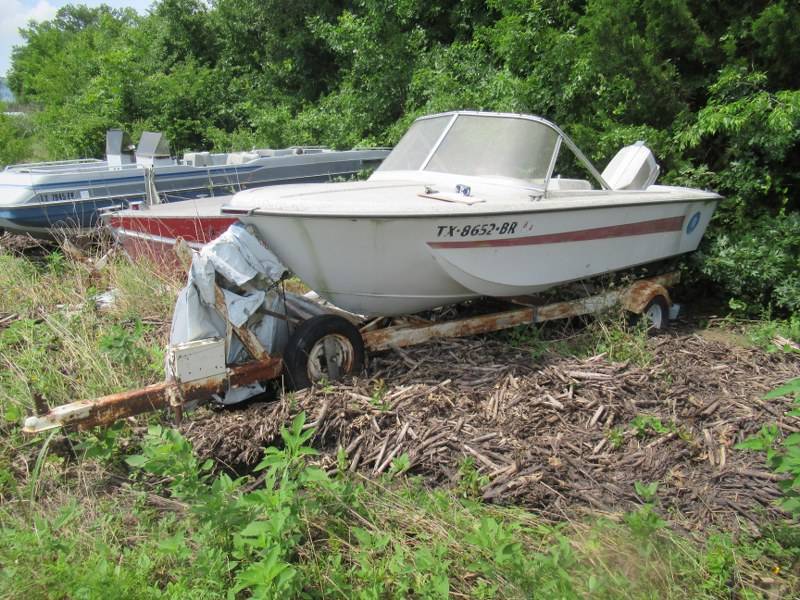 lot 123 image: CHRYSLER BOAT