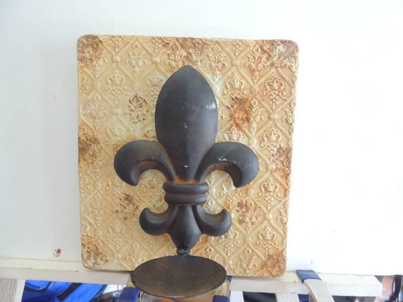 lot 106 image: Metal Fleur-de-lis  candle holder  on embossed tile