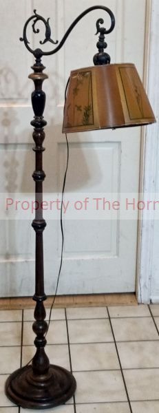 lot 4 image: Almco Floor Lamp