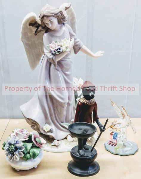 lot 33 image: Figurines