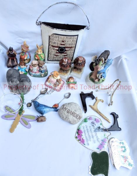 lot 98 image: Shelf Dcor Tchotchkes