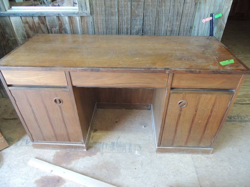 lot 4 image: Thomasville Danish desk 6 drawer 56x22x30