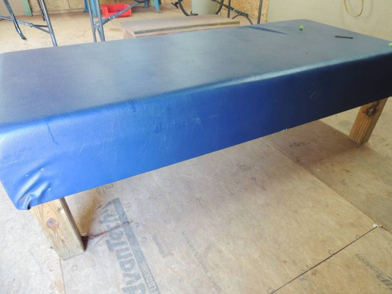 lot 8 image: Massage table 72x29x23