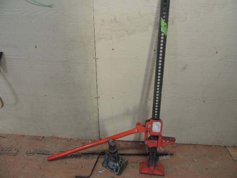 lot 9 image: Tractor jack and screw jack
