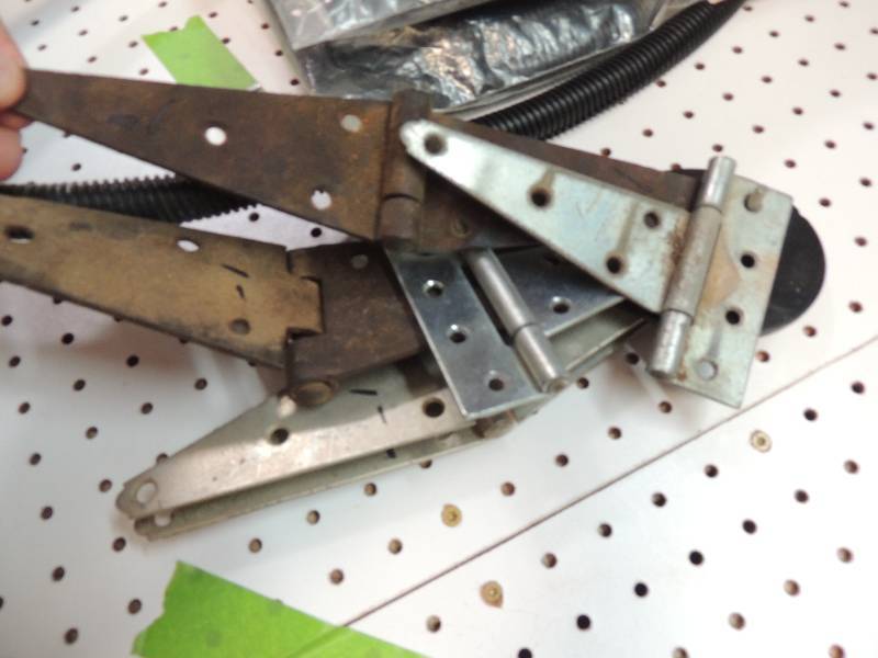 lot 18 image: Hinges x 6