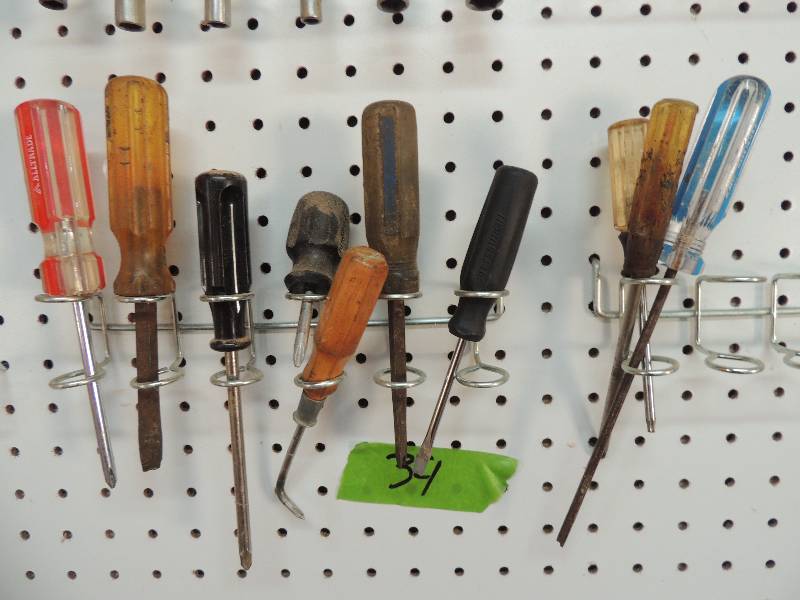 lot 34 image: Assorted screw drivers x 10