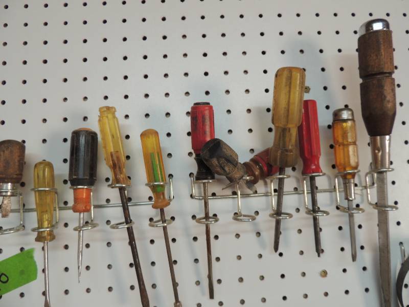 lot 36 image: Assorted screw drivers x 12
