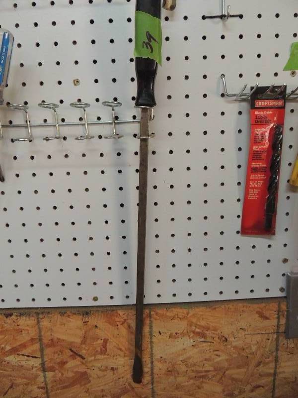 lot 39 image: Long flat head screw drivers x 2 23 and 14 inch