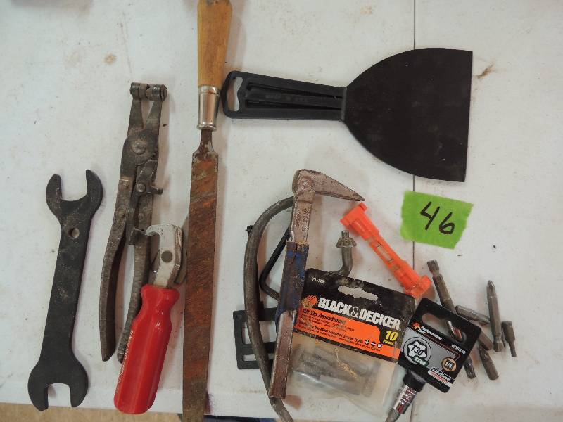 lot 46 image: Files, small crowbar, bit tips, string level etc.