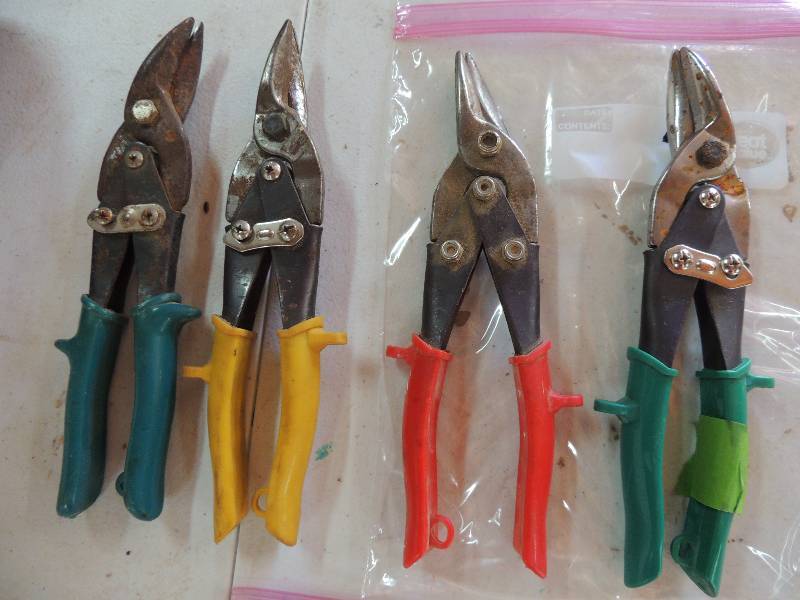 lot 59 image: Tin snips x 4