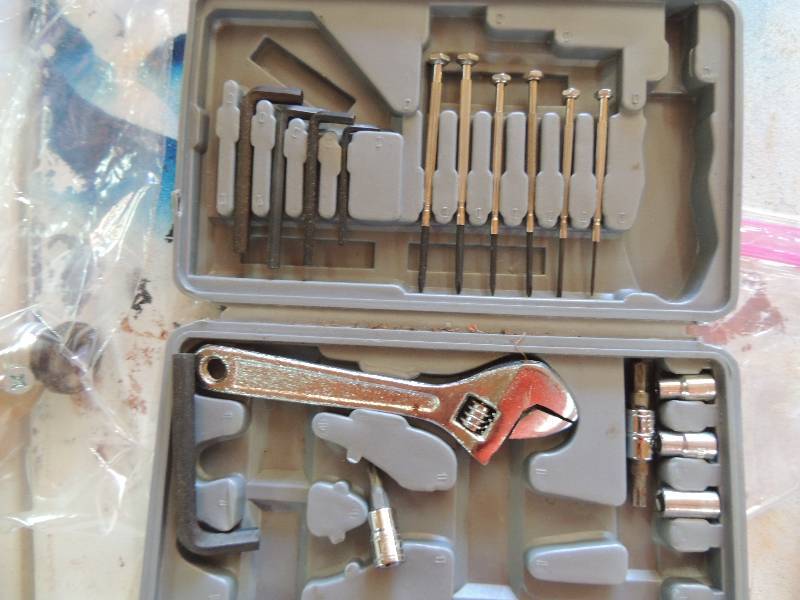 lot 65 image: Socket, Allen wrench, small flat head screwdriver set in case