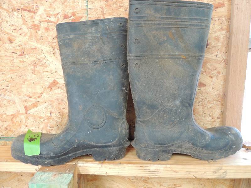 lot 103 image: Size 12 muck boots