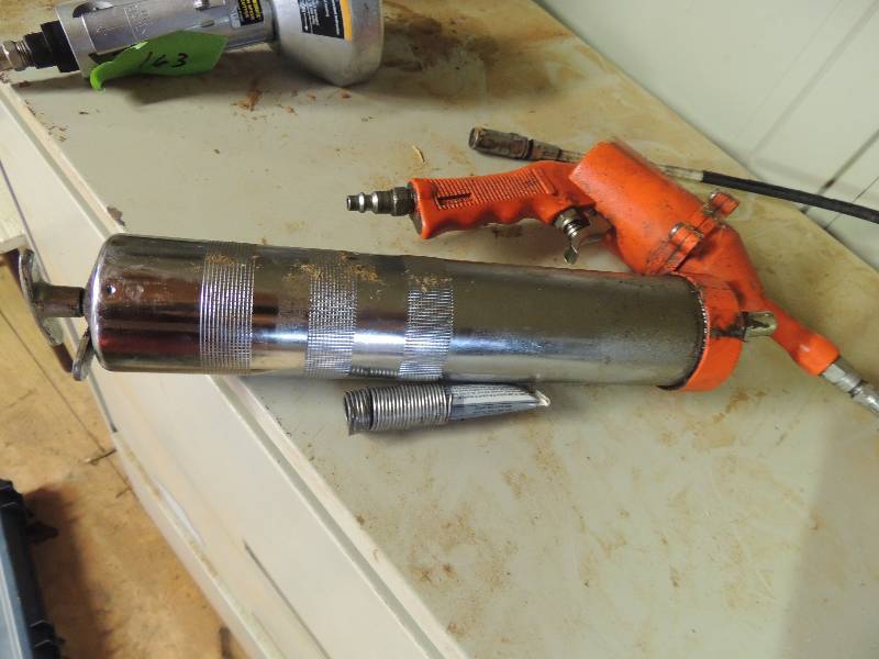 lot 162 image: PNEUMATIC  GREASE GUN