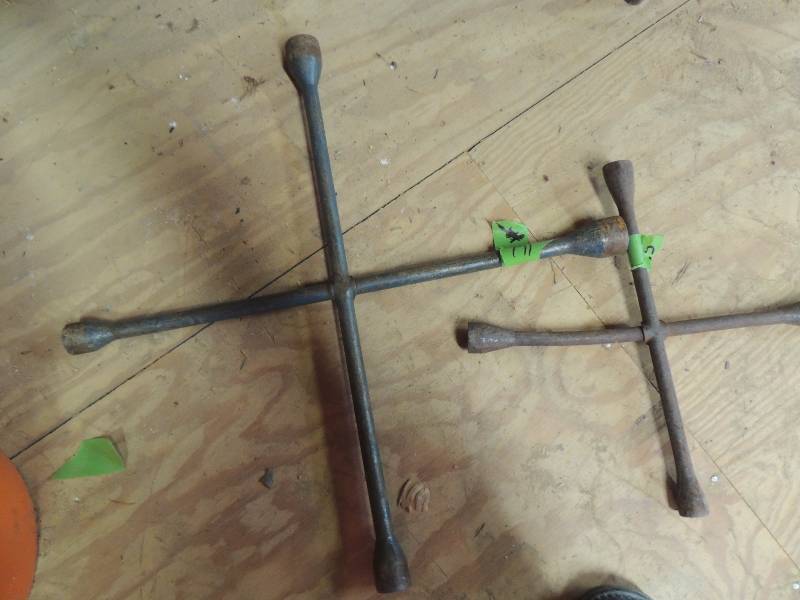 lot 171 image: 4 way tire LUG WRENCH   QTY 2