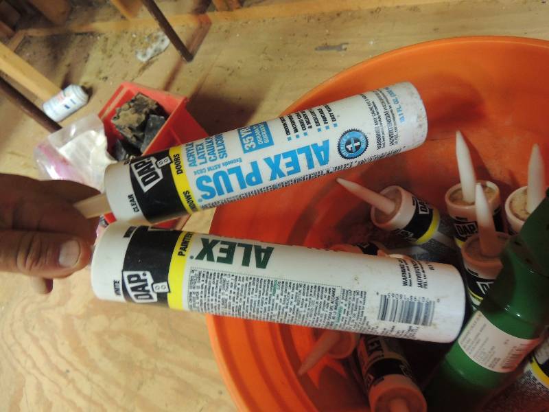 lot 172 image: Bucket of silicone CAULK X 10  with 2 caulking guns