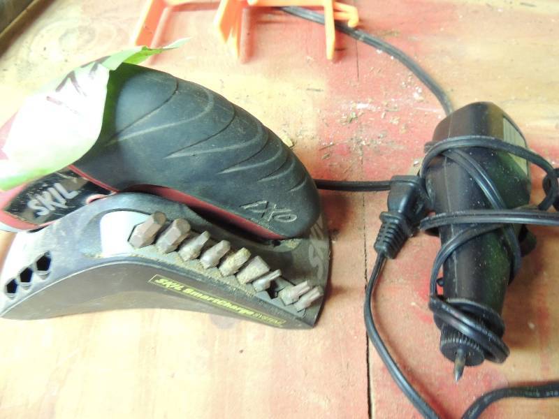 lot 175 image: SKILL screw driver set on charger and engraver