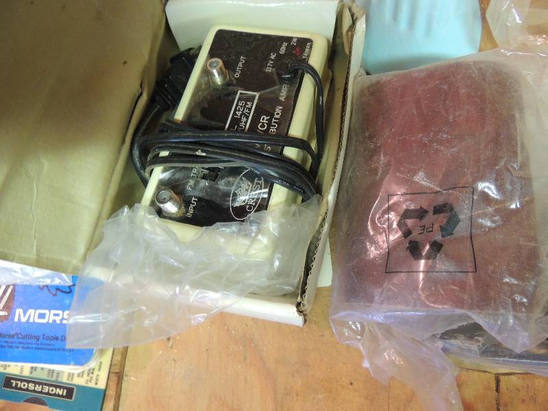 lot 181 image: Vintage crest TVVCR amp, wall brackets x 2, and more