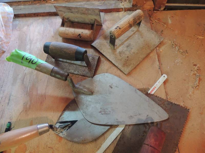 lot 190 image: Brick  cement tools x 6