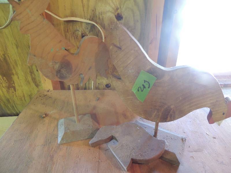 lot 203 image: Wooden chicken x 2 and 1 duck