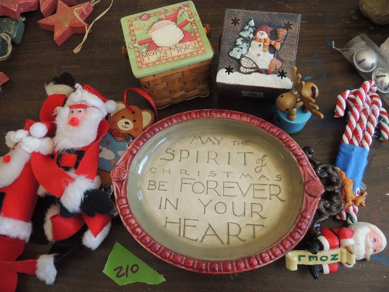 lot 210 image: Christmas dcor - as pictured