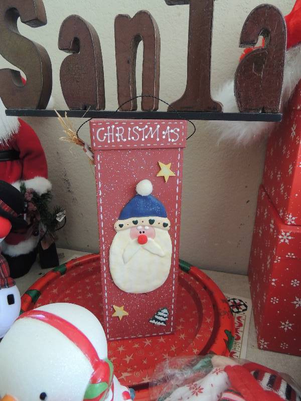 lot 214 image: Christmas dcor - TREE, TABLE DCOR, SNOWMAN MUSIC,SERVING PLATTERS SANTA DESKTOP DECOR  AND MORE