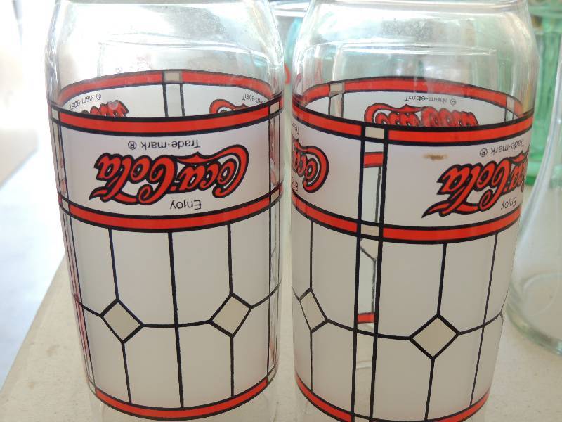 lot 239 image: Coca-Cola Glasses x 4, 2 stained glass graphics cola cup    7up THE UNCOLA X 2