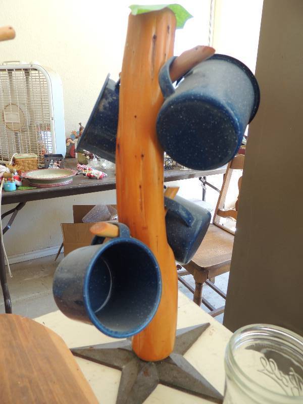 lot 247 image: Cedar post cup holder star base 4 blue enamel cups