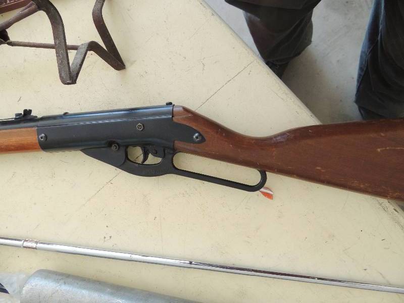 lot 252 image: Daisy BB gun