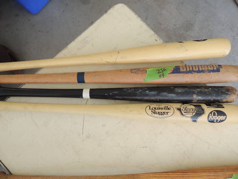 lot 256 image: Wooden bats Louisville slugger pro TX rangers 29 x 2 and Adironado 2500 Pro ring (black) 28 Adirondo pro 806 Boomer 33