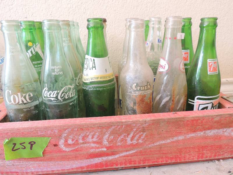 lot 259 image: Coca Cola crate with Coke, Fresca, Pepsi and Salute bottles