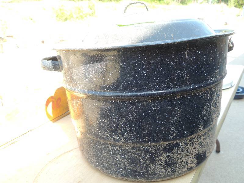 lot 267 image: 10 QT. blue speckled stock pot - ENAMELWARE