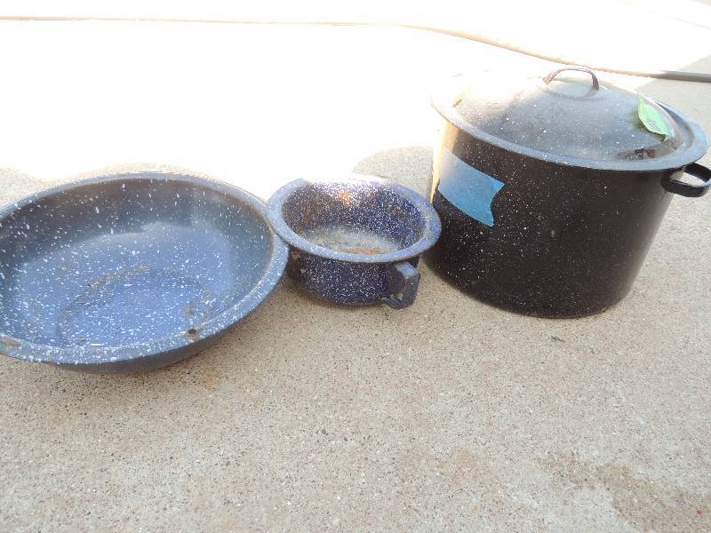 lot 268 image: 8 qt. blue speckled stock pot with chamber pot, basin  - ENAMELWARE