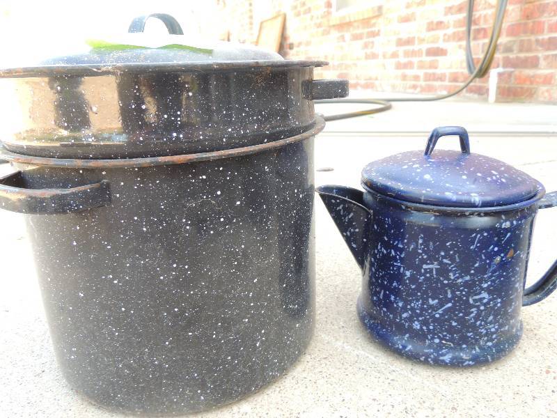 lot 269 image: Blue speckled stock pot with strainer and coffee pot  - ENAMELWARE