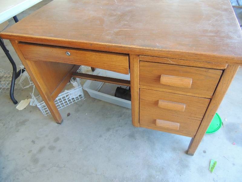 lot 272 image: Desk with 3 drawers one that locks 41 34 x 31 x 30