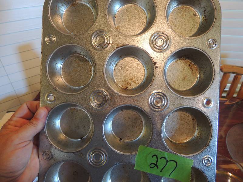 lot 277 image: 3 muffin pans, 2 cookie sheets , cake plate and black serving tray