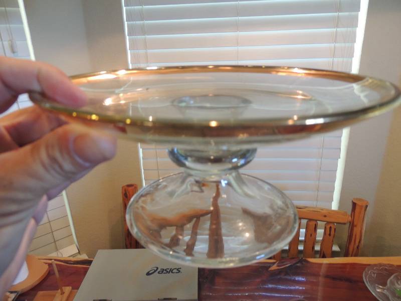 lot 278 image: Pyrex casserole dish 3 QT and cake stand
