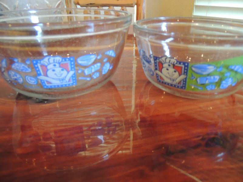 lot 282 image: Pillsbury Dough Boy mixing bowls x 2 Anchor ovenware 1 qt. and 1 and 12 qt.