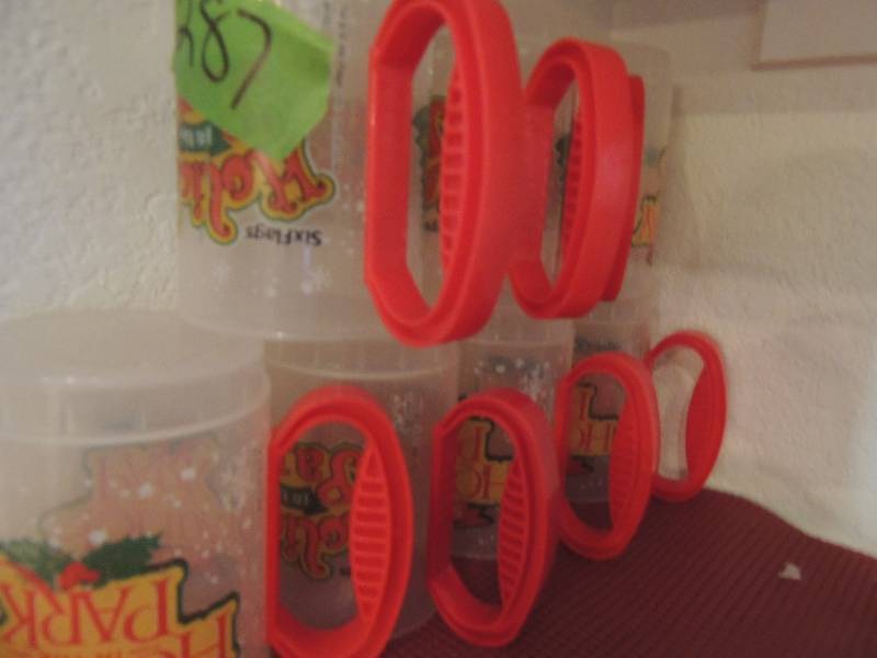 lot 287 image: Happy holidays 6Flags cup with handles x 7