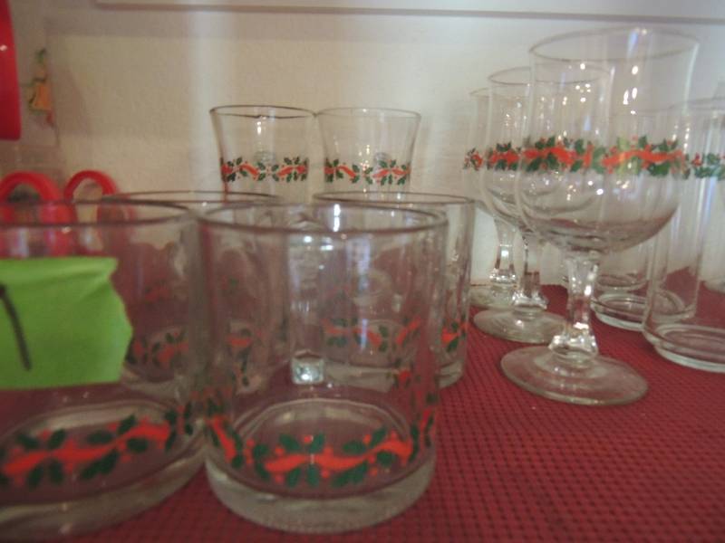 lot 289 image: 4 Christmas mugs, 2 sherbet cups, 3 wine glasses, 3 champagne flutes, 3 glasses with handles
